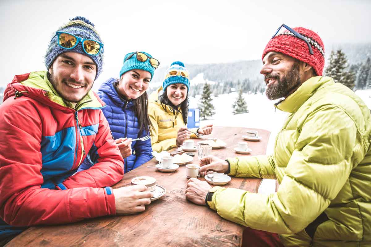 wintersport koffie op het terras